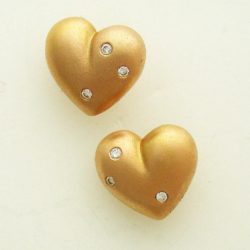 heart studs wht 800